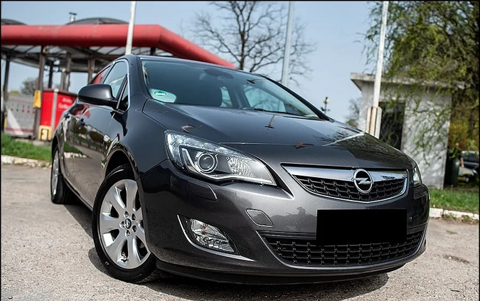 Opel Astra cena 27999 przebieg: 207000, rok produkcji 2012 z Elbląg małe 631